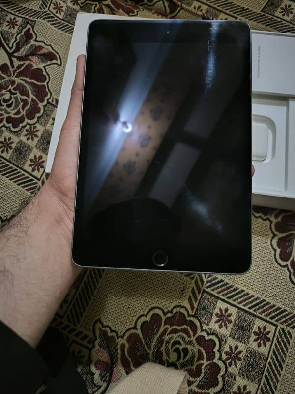 Ipad mini 5 with original box and charger 6