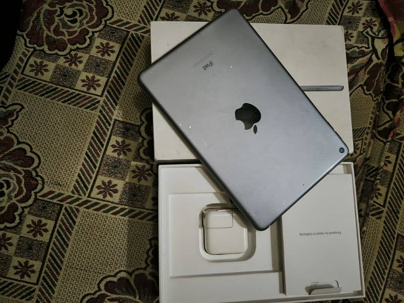 Ipad mini 5 with original box and charger 10