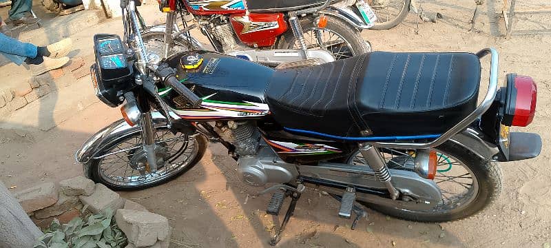 125 for sell good condition full tyar all parts ganiun 2