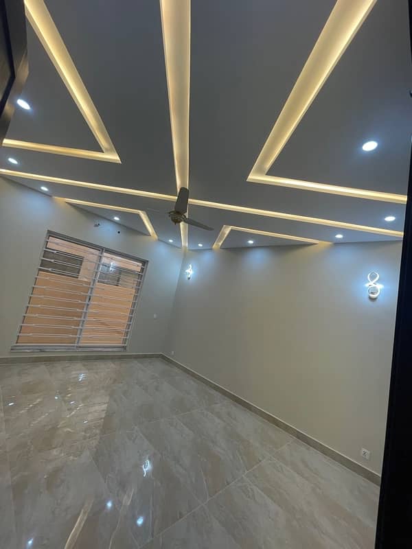 Brand new kanal upper portion available for rent in Lake city 0