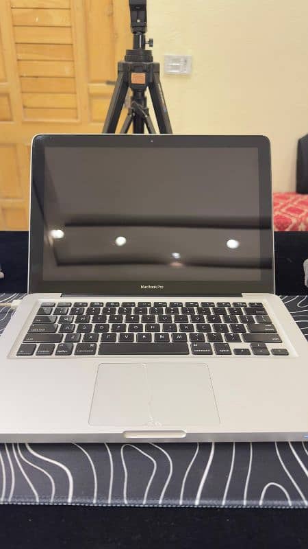 Apple Macbook Pro 2011 Model 4gb 320gb 2