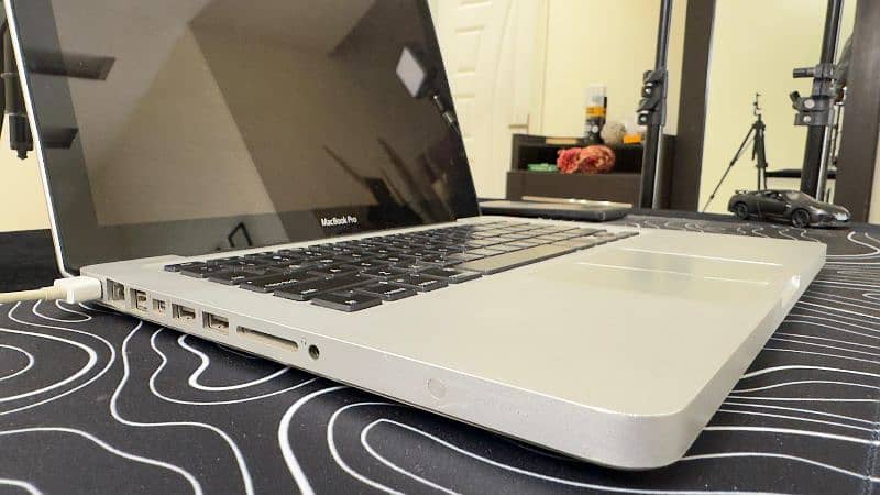 Apple Macbook Pro 2011 Model 4gb 320gb 4