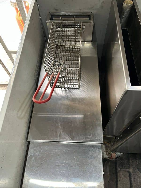 16 litre Fryer machine gas and electric both for sale in goodcondition 1