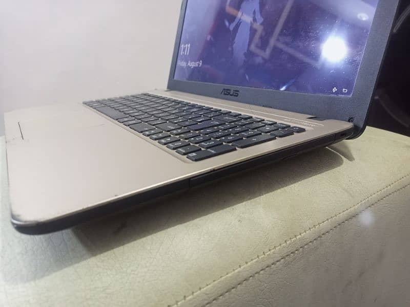 ASUS laptop 4