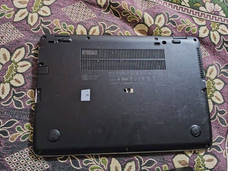 HP laptop selling with a very Chip price 4