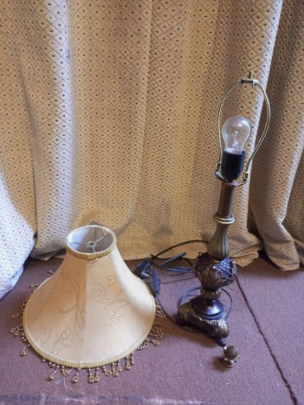 Elegant Antique-Style Table Lamp with Decorative Beads 1