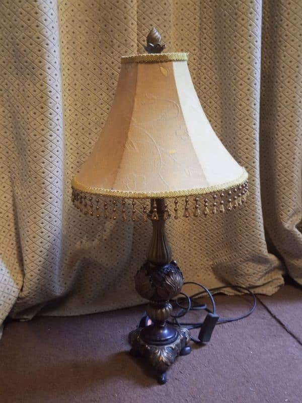 Elegant Antique-Style Table Lamp with Decorative Beads 2