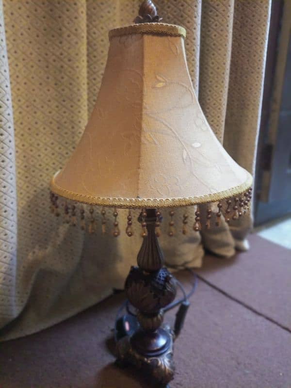 Elegant Antique-Style Table Lamp with Decorative Beads 3