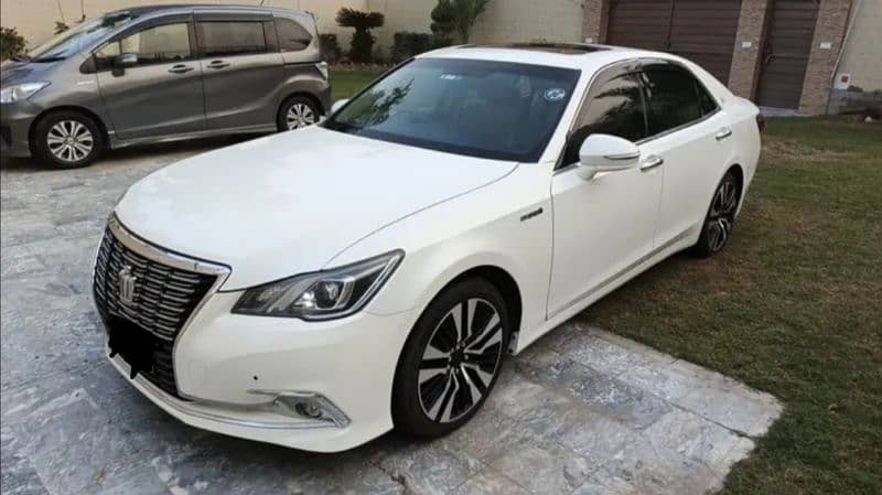 Toyota Crown Hybrid 2013/17 Royal saloon 1