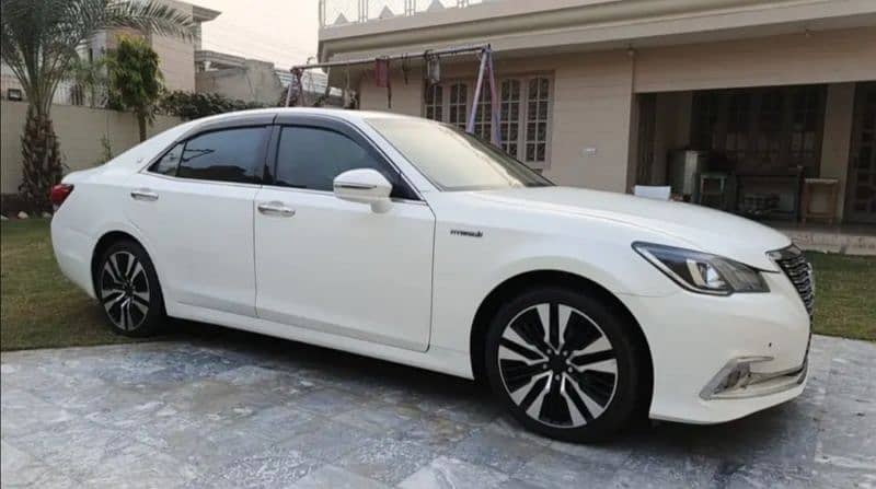 Toyota Crown Hybrid 2013/17 Royal saloon 3