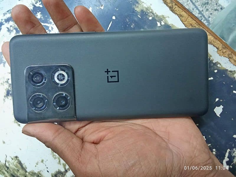 one plus 10 pro bilkul new condition mein ha 10/10 16/256 ram 1