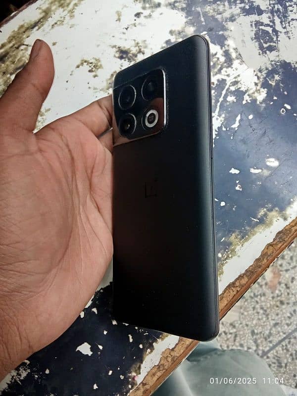 one plus 10 pro bilkul new condition mein ha 10/10 16/256 ram 2