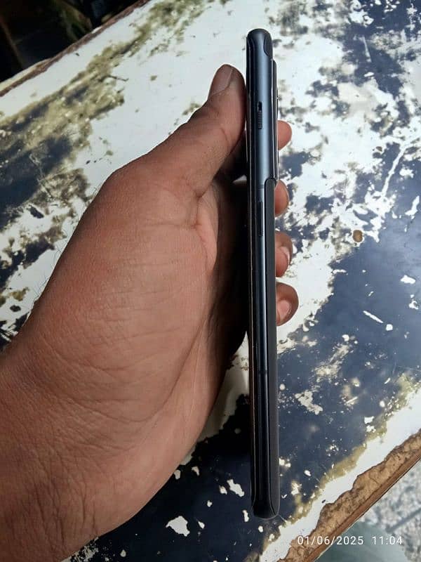 one plus 10 pro bilkul new condition mein ha 10/10 16/256 ram 3