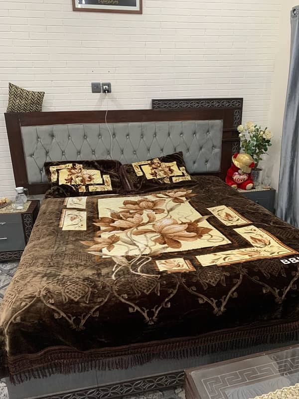 6 months used bed for sale with side tables 0