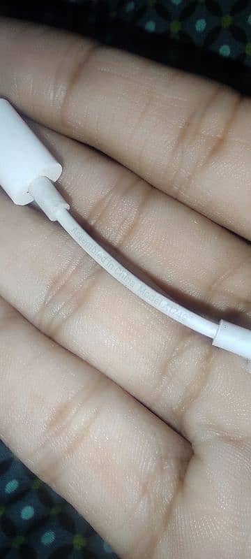 Apple original lightning to 3.5mm headphones converter 1