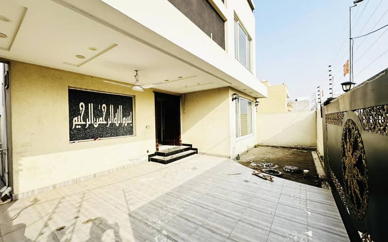 10 Marla Modern House Available For sale in Paragon City Lahore 1