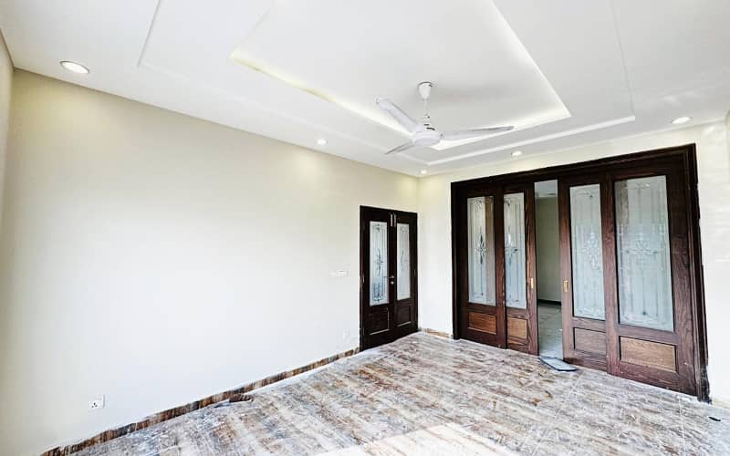 10 Marla Modern House Available For sale in Paragon City Lahore 2