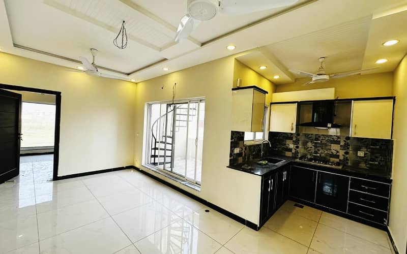 10 Marla Modern House Available For sale in Paragon City Lahore 9