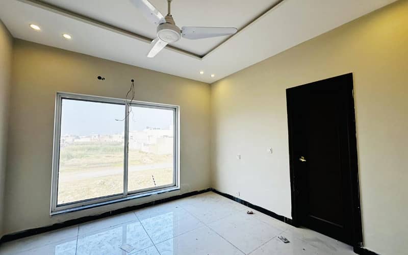 10 Marla Modern House Available For sale in Paragon City Lahore 15