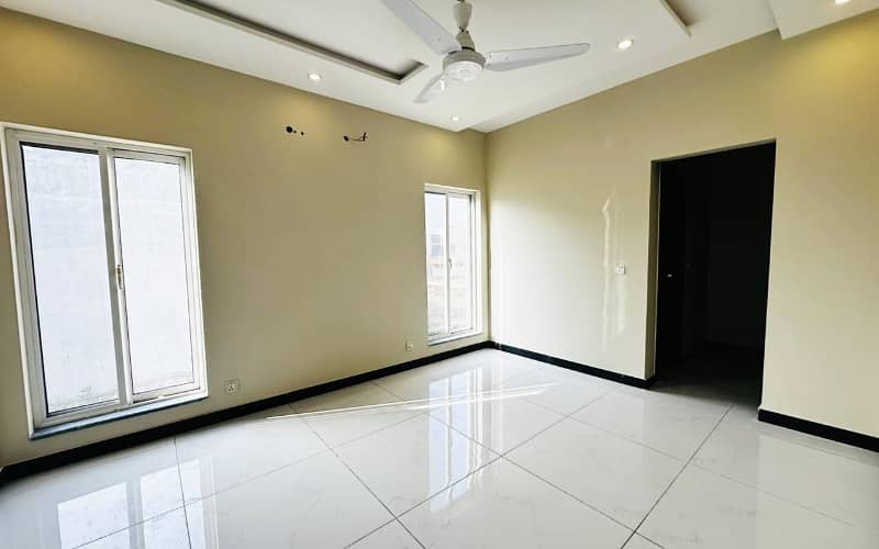 10 Marla Modern House Available For sale in Paragon City Lahore 16