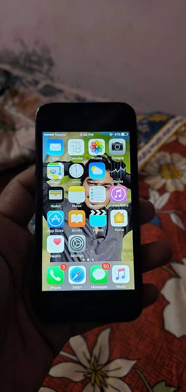 i phone 5 Ofisal PTA Aproved 10/8 condisn All ok mobile 1