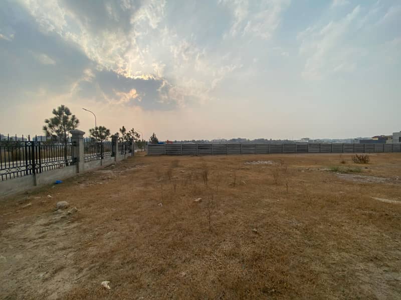 4 Kanal Plot In Gulberg Greens, Block A. Plot is at the most prime and heighted location, boundaries are done aswell. 3