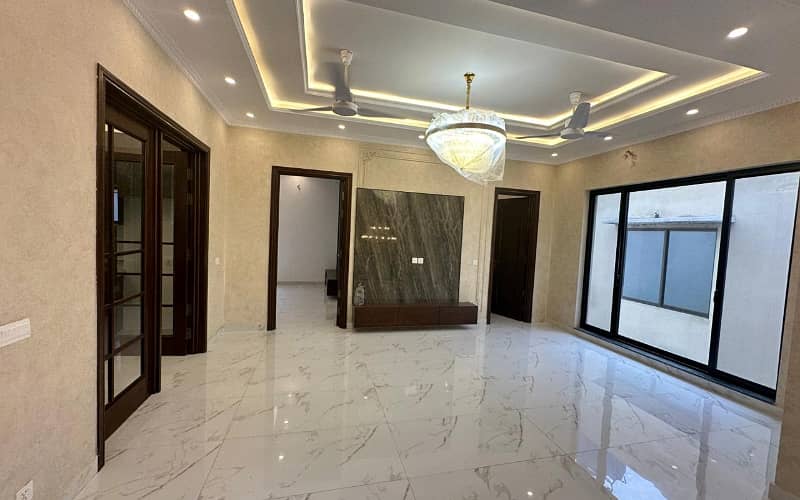 10 Marla luxury House Available For Sale In Paragon City Lahore 13