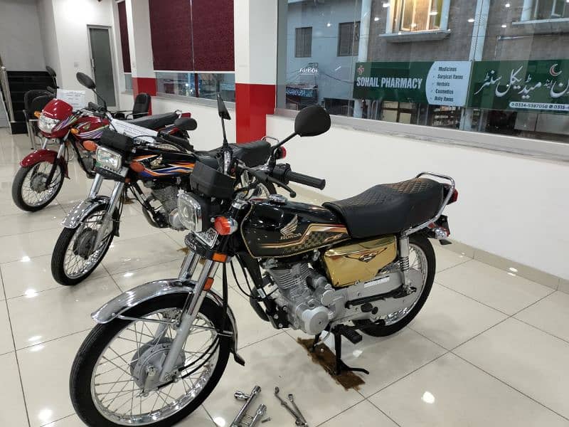 Honda CG 125 Gold Edition Self Start Black Colour 1