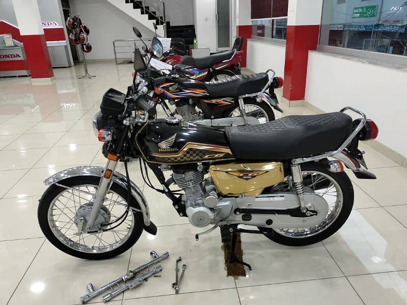 Honda CG 125 Gold Edition Self Start Black Colour 2