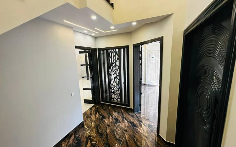 10 Marla luxury House Available For Sale In Paragon City Lahore 2