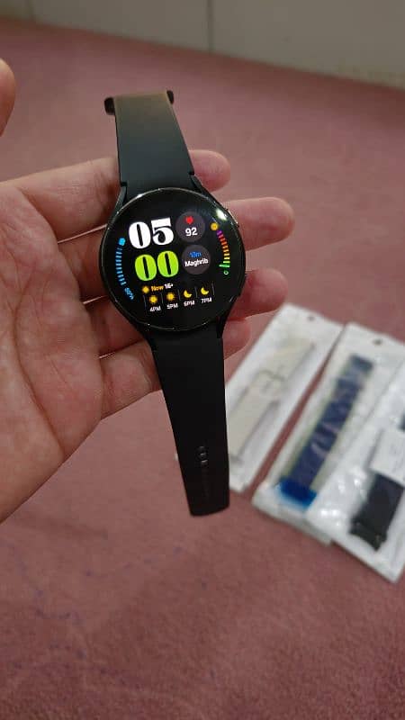 galaxy watch 4 (44mm) with orignal box and charger 2