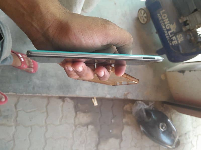 onley phone h panal py  shade h or thora panal totgy h  baki chalna ma 3