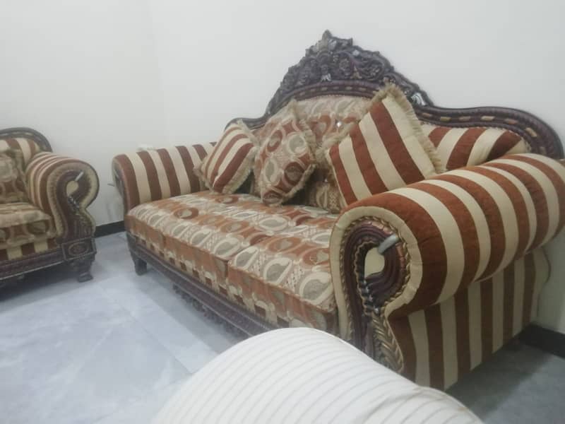 7 seater complete sofa set with 7 Cushions in best new condition 4