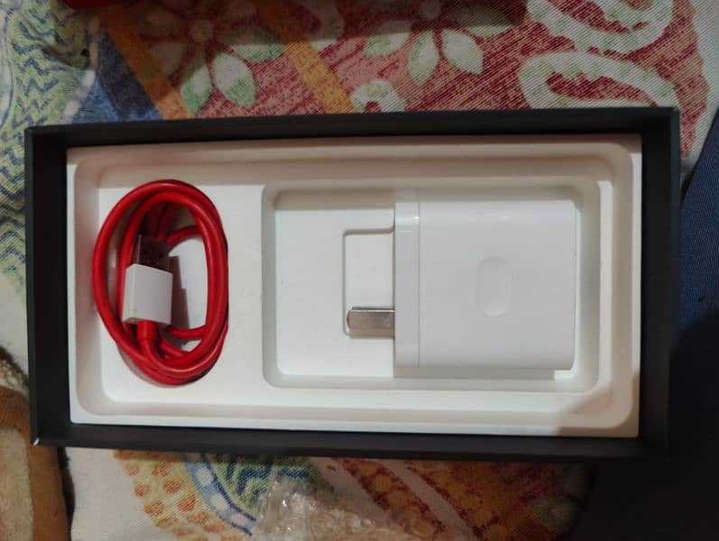 Oneplus 11 with box and charger 4