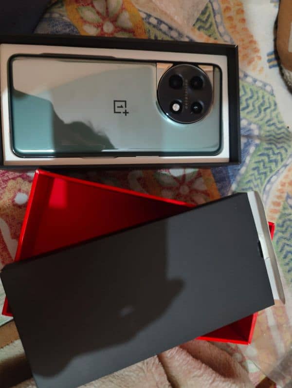 Oneplus 11 with box and charger 5