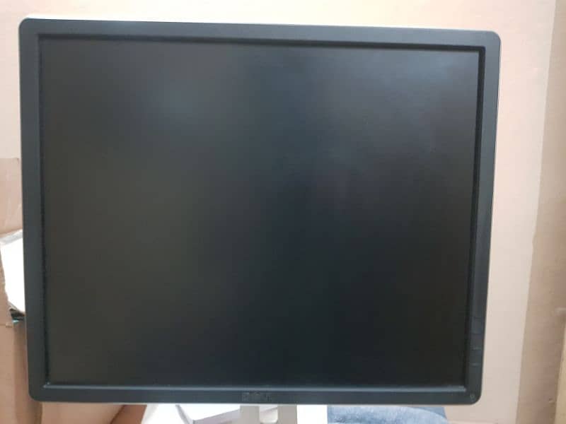 Dell 19 inches Lcd for pc and laptop 2