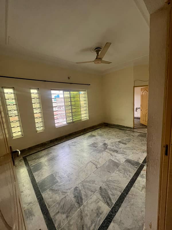 Family flat for rent 2bed tv lounge 2bath kichan location ayub calony Pani bijli gass sab available 4