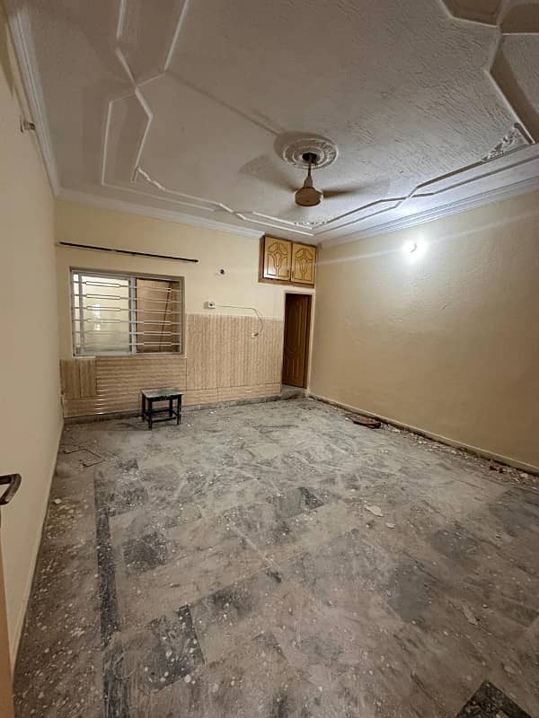 Family flat for rent 2bed tv lounge 2bath kichan location ayub calony Pani bijli gass sab available 6