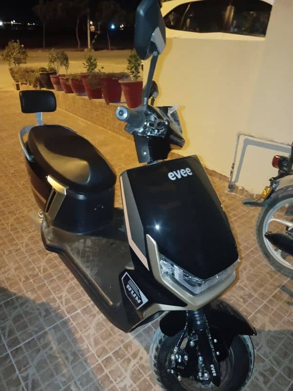 i am selling brand new electric scooter evee gen z 2