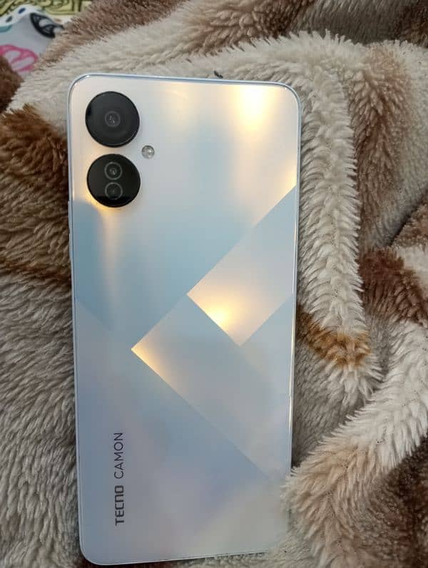 Tecno Camon 19 Neo (Ice Mirror) white color. 0