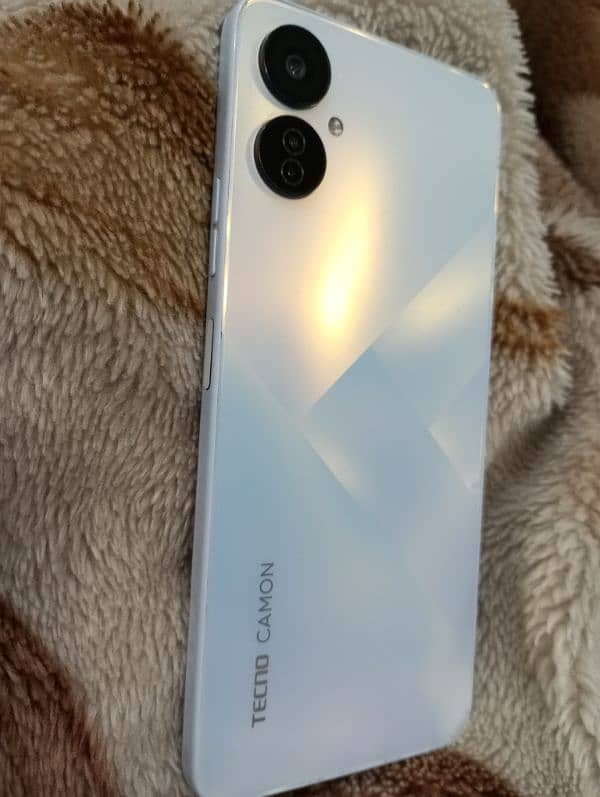 Tecno Camon 19 Neo (Ice Mirror) white color. 2