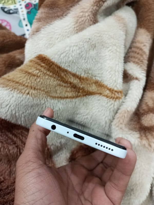 Tecno Camon 19 Neo (Ice Mirror) white color. 5