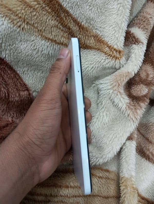 Tecno Camon 19 Neo (Ice Mirror) white color. 7