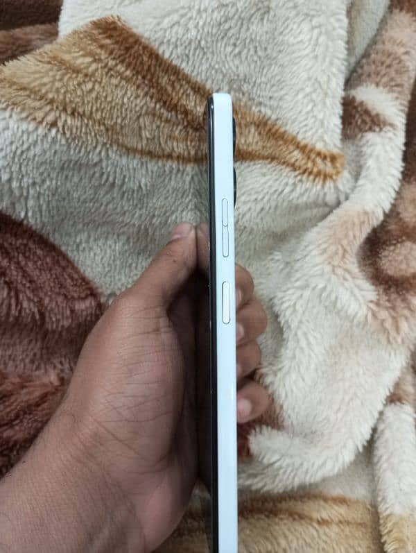 Tecno Camon 19 Neo (Ice Mirror) white color. 8