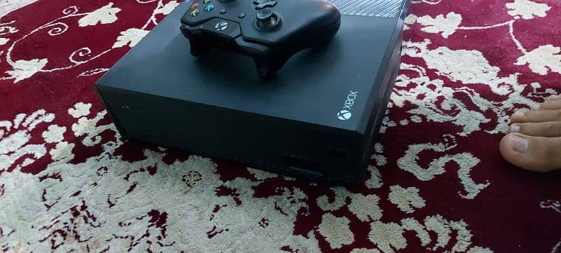 XBox one , 500gb , one controller 2