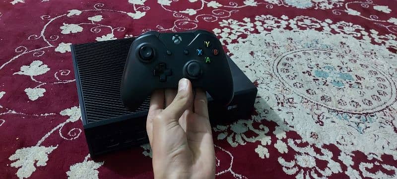 XBox one , 500gb , one controller 4