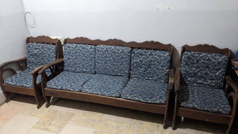 5 seater Sofa and table 0