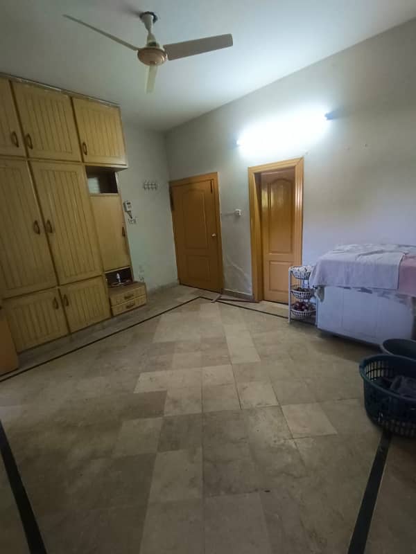 Room for rent for bachloerpani bijli gass rent Mai include 1bed bath location gulrez I pani bijli gass sab available for bachloer 2