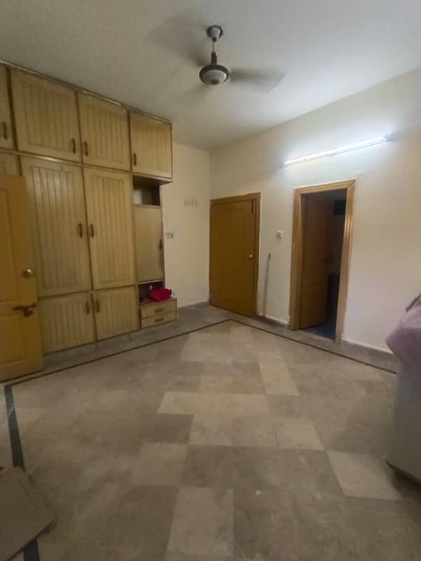 Room for rent for bachloerpani bijli gass rent Mai include 1bed bath location gulrez I pani bijli gass sab available for bachloer 3