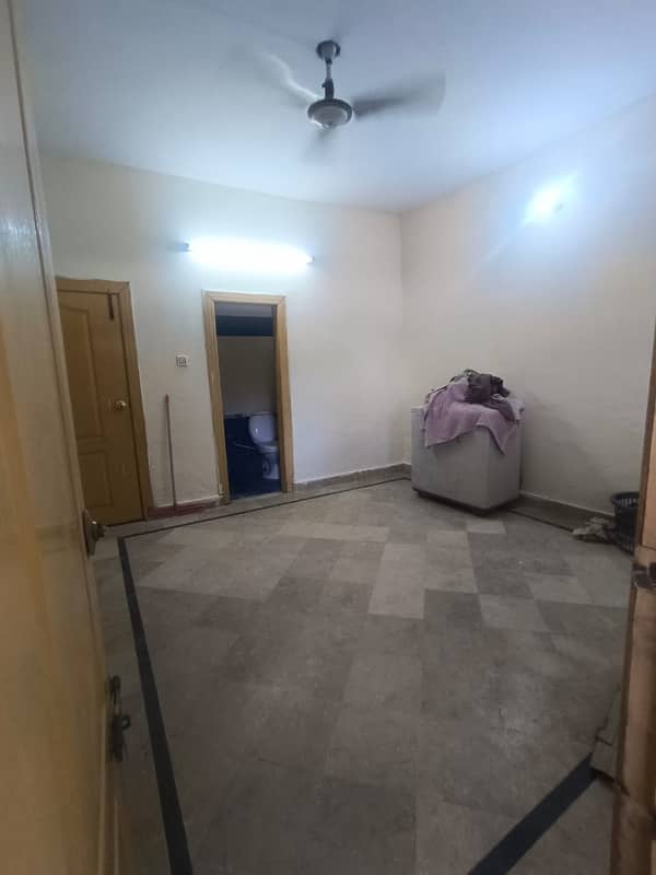 Room for rent for bachloerpani bijli gass rent Mai include 1bed bath location gulrez I pani bijli gass sab available for bachloer 4